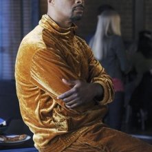 Damon Wayans Jr. in una scena dell'episodio Like Father, Like Gun di Happy Endings
