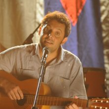 Enrico Brignano imbraccia la chitarra in una scena di Faccio un salto all'Avana