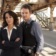 Jason Clarke e Jennifer Beals in una foto promozionale di The Chicago Code
