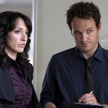 Jason Clarke e Jennifer Beals nell'episodio The Gold Coin Kid di The Chicago Code