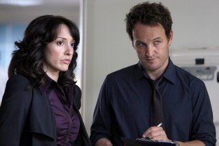 Jason Clarke e Jennifer Beals nell'episodio The Gold Coin Kid di The Chicago Code