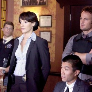 Jason Clarke, Jennifer Beals e Matt Lauria in una scena dell'episodio O'Leary's Cow di The Chicago Code