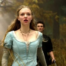 Amanda Seyfried in una sequenza del film Cappuccetto Rosso Sangue