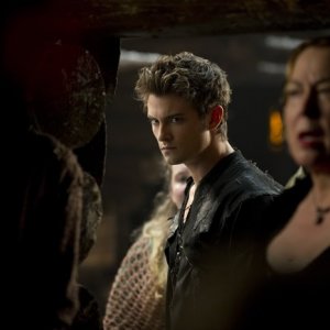 Shiloh Fernandez in una sequenza del film Cappuccetto Rosso Sangue