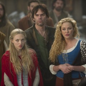 Virginia Madsen e Amanda Seyfried in una sequenza del film Cappuccetto Rosso Sangue