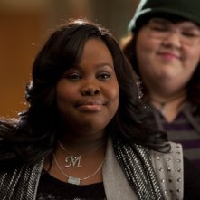 Amber Riley ed Ashley Fink, sullo sfondo, nell'episodio A Night of Neglect di Glee