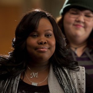 Amber Riley ed Ashley Fink, sullo sfondo, nell'episodio A Night of Neglect di Glee