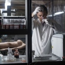 Il chirurgo Antonio Banderas al lavoro in una scena di La Piel que Habito