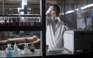 Il chirurgo Antonio Banderas al lavoro in una scena di La Piel que Habito