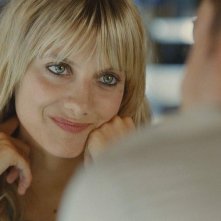 La bella Melanie Laurent in una sequenza di Et soudain tout le monde me manque