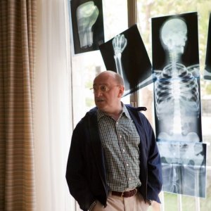 Michel Blanc di fronte ad una curiosa composizione 'radiografica' nel film Et soudain tout le monde me manque