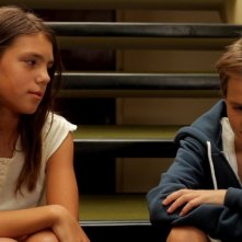 Scatta l'attrazione tra Zoé Heran e Jeanne Disson in una scena del film Tomboy, di Celine Sciamma