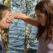 Zoé Heran e Jeanne Disson in una scena del film Tomboy, di Celine Sciamma
