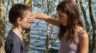 Zoé Heran e Jeanne Disson in una scena del film Tomboy, di Celine Sciamma
