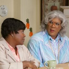 Loretta Devine e Tyler Perry nel film Madea's Big Happy Family