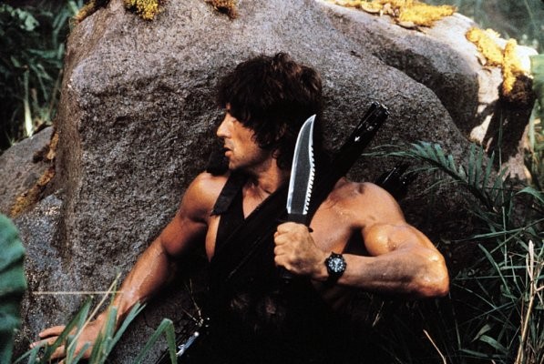 Sylvester Stallone in una sequenza action di Rambo 2