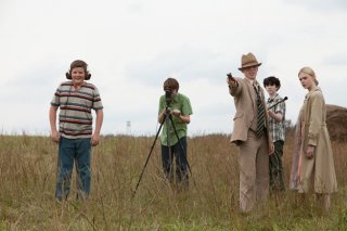 Ancora un'immagine di Elle Fanning e dei suoi piccoli amici cineasti in Super 8