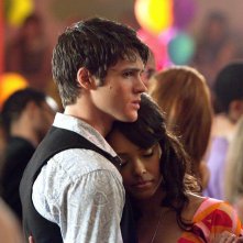 Bonnie (Katerina Graham) appoggiata a Jeremy (Steven R. McQueen) nell'episodio The Last Dance di Vampire Diaries
