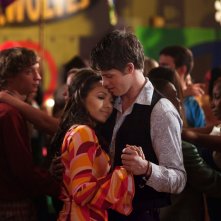 Bonnie (Katerina Graham) e Jeremy (Steven R. McQueen) durante un lento nell'episodio The Last Dance di Vampire Diaries
