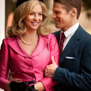 Candice Accola e Zach Roerig sorridenti sul set dell'episodio The Last Dance di Vampire Diaries