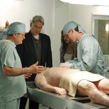 David McCallum e Brian Dietzen esaminano un cadavere nell'episodio Dead Reflection di NCIS