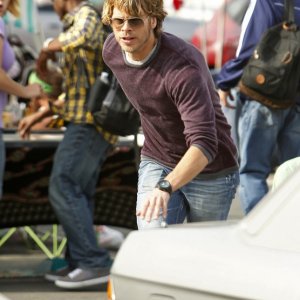 Deeks (Eric Christian Olsen) in una movimentata scena dell'episodio Rocket Man di NCIS: Los Angeles
