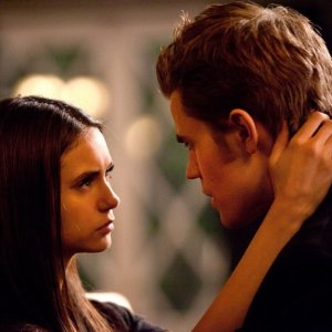 Elena (Nina Dobrev) guarda negli occhi Stefan (Paul Wesley) nell'episodio The Last Dance di Vampire Diaries