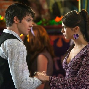 Elena (Nina Dobrev) parla con il fratello Jeremy (Steven R. McQueen) nell'episodio The Last Dance di Vampire Diaries