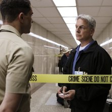 Gibbs (Mark Harmon) sulla scena del crimine nell'episodio Dead Reflection di NCIS