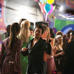 Ian Somerhalder danza di fronte a Nina Dobrev nell'episodio The Last Dance di Vampire Diaries