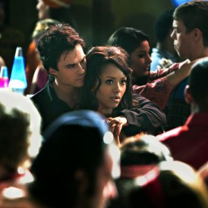 Ian Somerhalder parla con Katerina Graham nell'episodio The Last Dance di Vampire Diaries