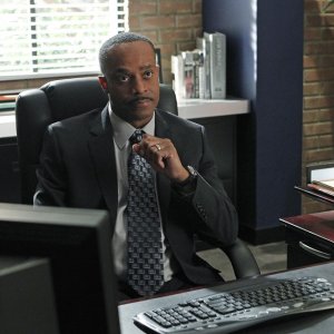 Leon Vance (Rocky Carroll) nel suo ufficio nell'episodio Two Faced di NCIS