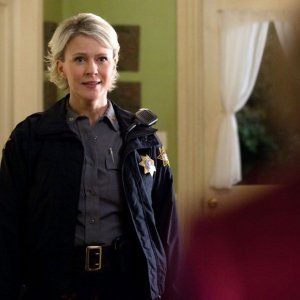 Liz (Marguerite MacIntyre) guarda emozionata la figlia dell'episodio The Last Dance di Vampire Diaries