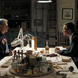 Mark Harmon di fronte a Michael Weatherly nell'episodio Dead Reflection di NCIS