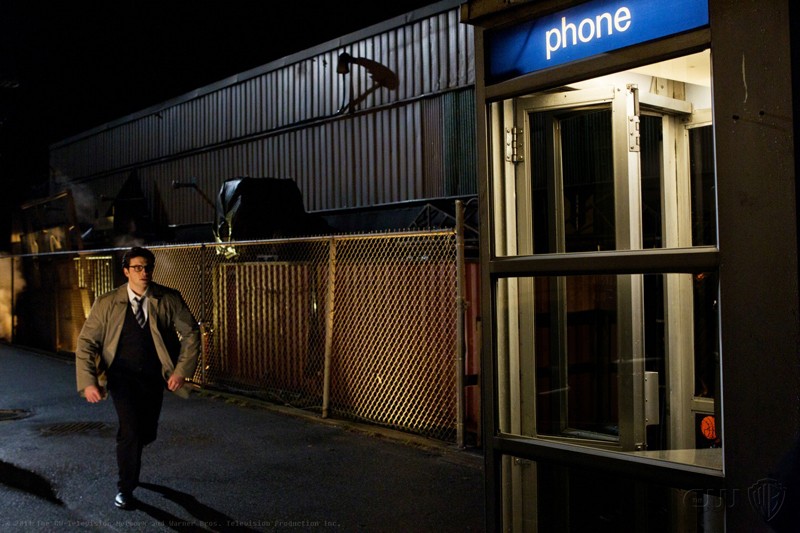 Clark Tom Welling Corre Verso La Gabina Telefonica Nell Episodio Booster Di Smallville 200981