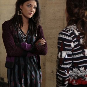 Jessica Szohr parla con Leighton Meester (di spalle) nell'episodio The Kids Stay in the Picture di Gossip Girl