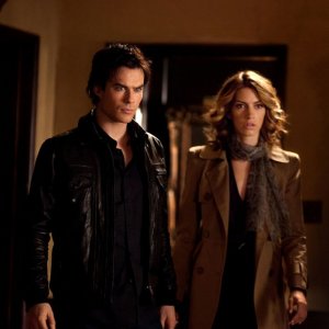 Andie (Dawn Olivieri) e Damon (Ian Somerhalder) nell'episodio Klaus di Vampire Diaries