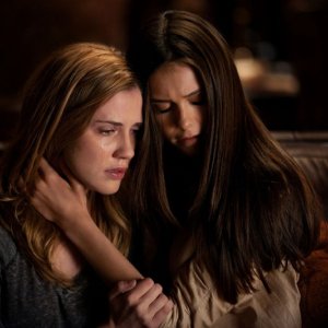 Elena (Nina Dobrev) consola Jenna (Sara Canning) nell'episodio Klaus di Vampire Diaries
