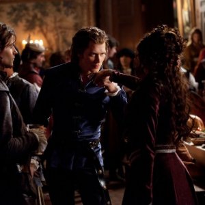 Elijah (D. Gillies), Klaus (J. Morgan) e Katherine (N. Dobrev) nell'episodio Klaus di Vampire Diaries