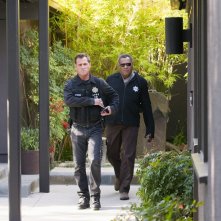 George Eads e Laurence Fishburne nell'episodio Hitting for the Cycle di CSI: Scena del crimine