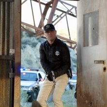 George Eads in azione in una scena dell'episodio The List di CSI: Scena del crimine