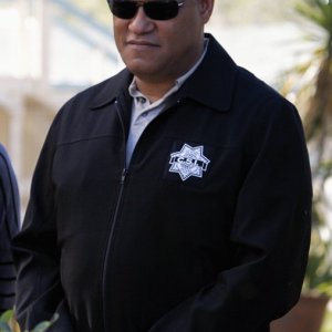 Il Dott. Raymond Langston (Laurence Fishburne) nell'episodio Turn On, Tune In, Drop Dead di CSI: Scena del crimine