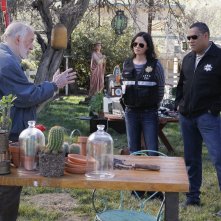 Jorja Fox e Laurence Fishburne durante l'indagine nell'episodio Turn On, Tune In, Drop Dead di CSI: Scena del crimine