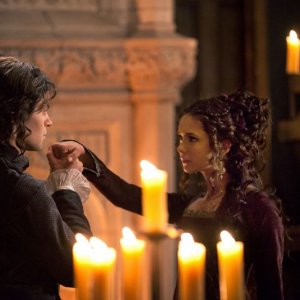 Katherine (Nina Dobrev) incontra Elijah (Daniel Gillies) nel 1941 nell'episodio Klaus di Vampire Diaries