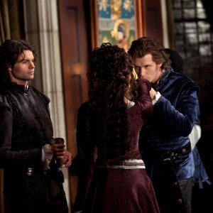 Klaus (J. Morgan) bacia la mano di Katherine (N. Dobrev) in presenza di Elijah (D. Gillies) in: Klaus di Vampire Diaries