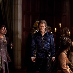 Klaus (Joseph Morgan) arriva alla festa nell'episodio Klaus di Vampire Diaries