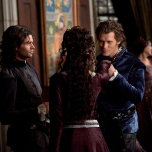 Klaus (Joseph Morgan) conosce Katherine (Nina Dobrev) nel 1941 nell'episodio Klaus di Vampire Diaries
