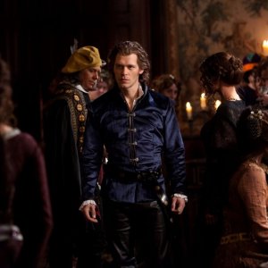 Klaus (Joseph Morgan) vede Katherine (Nina Dobrev) alla festa del 1941 nell'episodio Klaus di Vampire Diaries