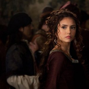 L'elegante Katherine (Nina Dobrev) nell'episodio Klaus di Vampire Diaries