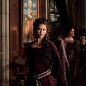 La bella Katherine (Nina Dobrev) nel 1941 nell'episodio Klaus di Vampire Diaries